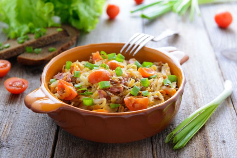 Siguiendo una dieta para beber, se permite preparar guiso de verduras picadas. 