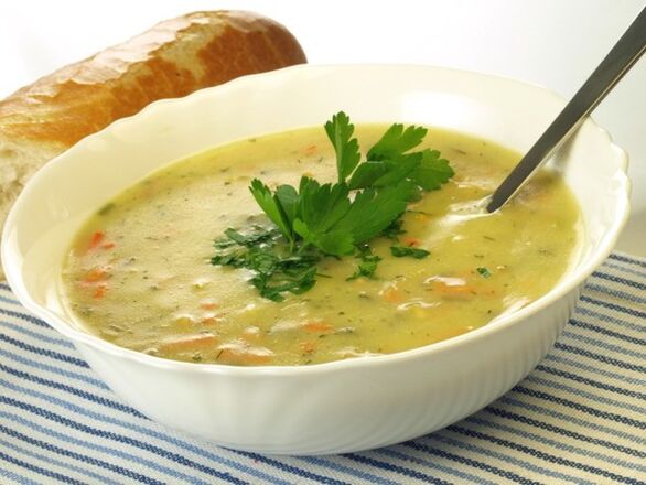 Sopa de puré de verduras con remolacha en el menú de la dieta para adelgazar