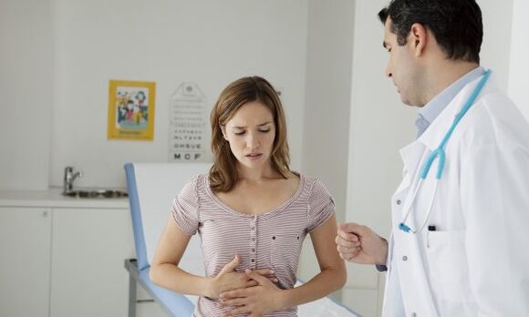 El gastroenterólogo explica detalladamente al paciente con pancreatitis cómo comer para no dañar el organismo