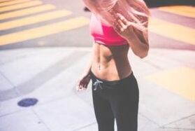 Ejercicios sobre la pérdida de peso del abdomen y los lados